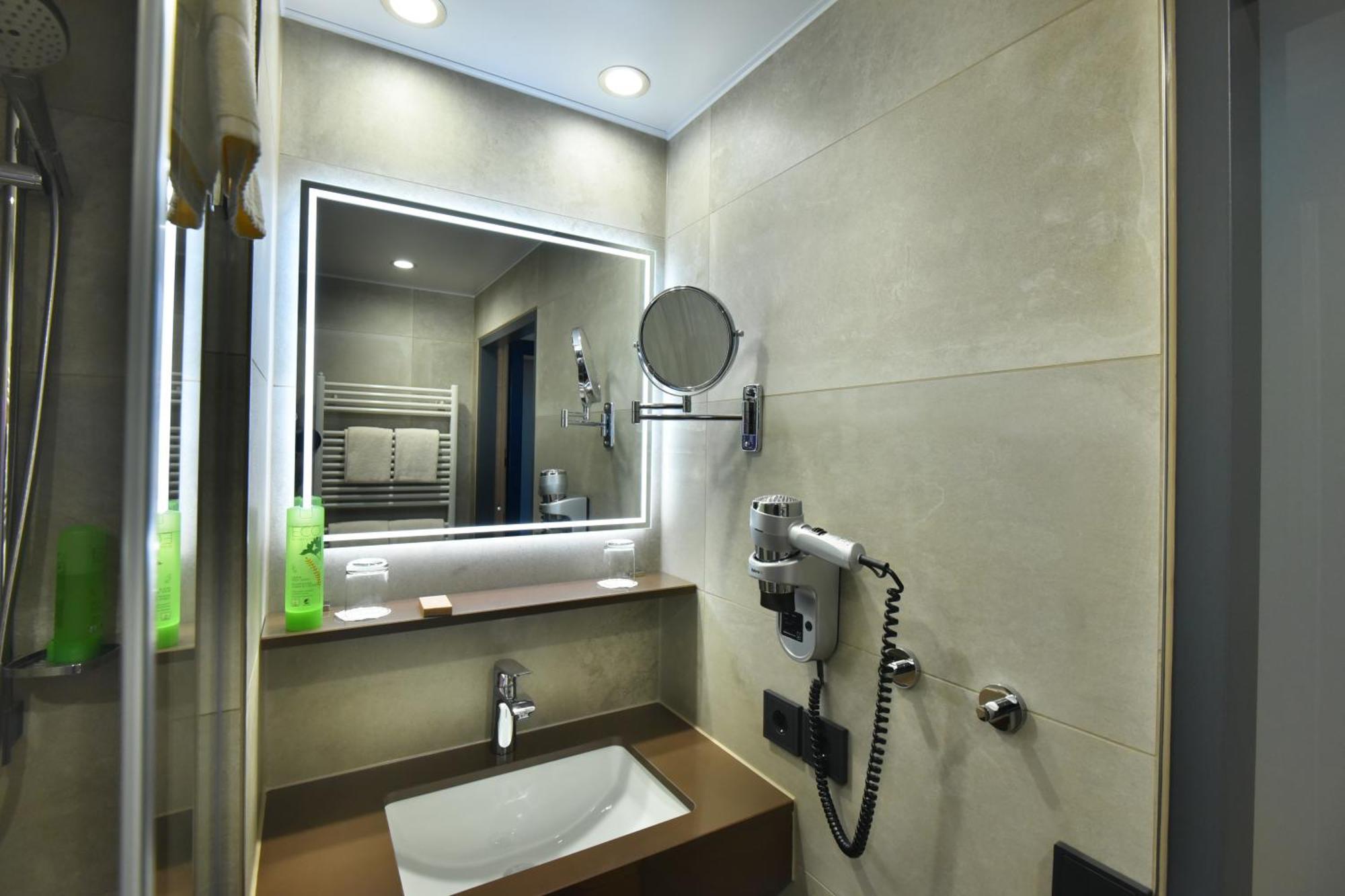 Bio-Seehotel Zeulenroda Ruang foto